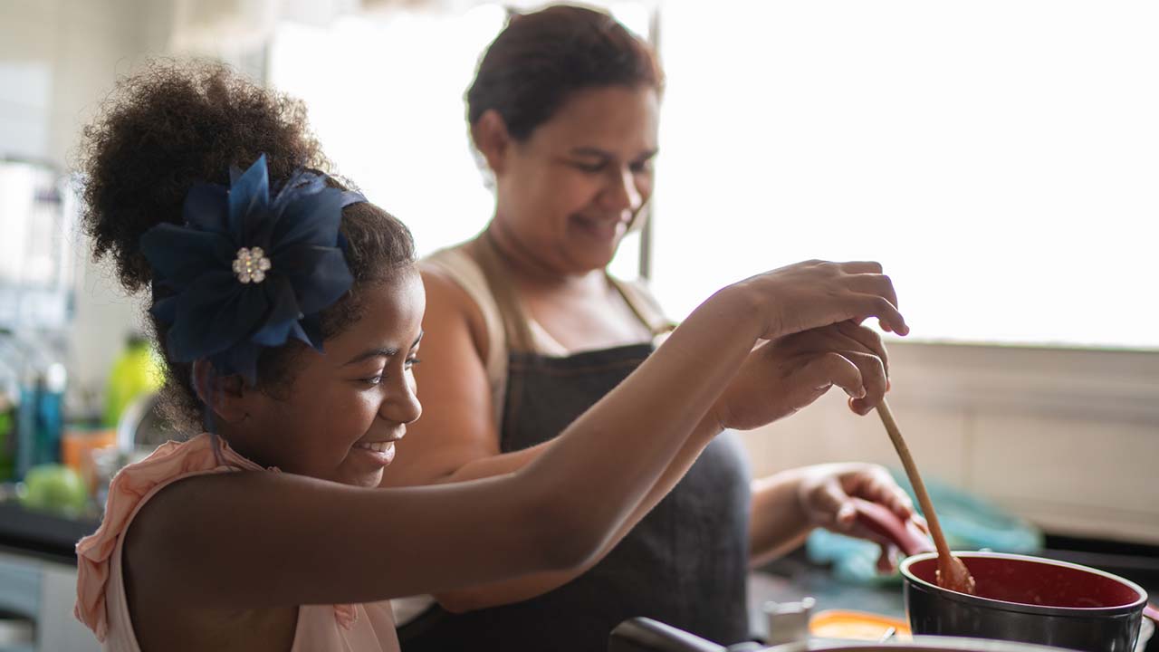 cozinhar em casa com a criança ensina muito sobre economia